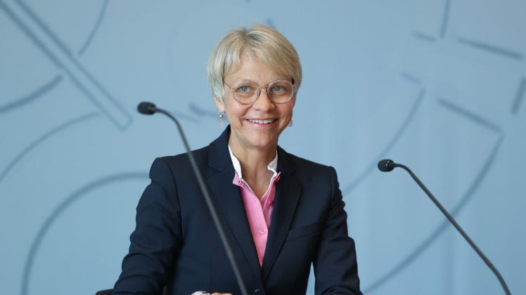 NRW-Schulministerin Feller