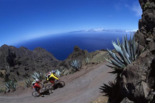 La Gomera: Die Serpentinen sind anspruchsvoll, der Ausblick von der Insel aufs Meer wundervoll.