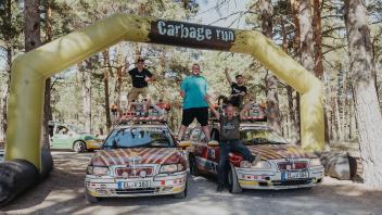 Nach mehreren Tausend Kilometern endlich im Ziel: Marcel Berenzen, Jochen Ströer, Manfred Berenzen und Mark Berenzen (von links) haben beim Carbage Run 2023 nach Portugal mitgemacht. 
