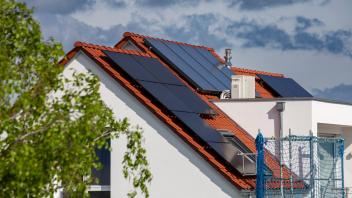Wohnhaus mit neu montierten Solarpaneelen *** Residential house with newly installed solar panels Copyright: xx