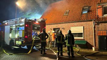 Am Dienstag rückte die Feuerwehr Barßel zu einem Wohnungsbrand in den Stadtteil Neuland aus. In der Wohnung fanden die Einsatzkräfte eine leblose Person. 