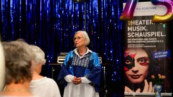 Blick zurück und nach vorn: Die amtierende Volksbühnenvorsitzende Eleonore Broermann bei der diesjährigen Spielzeiteinführung exklusiv für Vereinsmitglieder im Oberen Foyer des Theaters Osnabrück. 