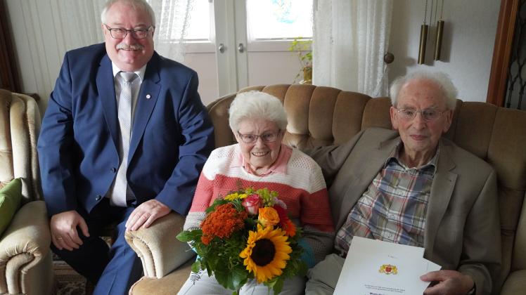 Zweiter Bürgermeister Stefan Wittler gratuliert Hedwig und Hans Knue zur Gnadenhochzeit