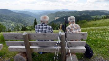 Zwei ältere Männer sitzen auf einer Bank