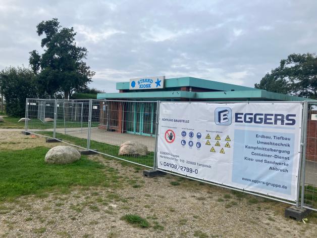 Husumer Ordnungsamt muss illegale Plakate abnehmen