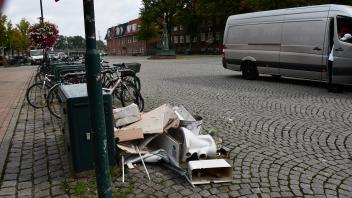 Die Rendsburger Innenstadt wird immer wieder durch illegale Müllentsorgung verschmutzt. 