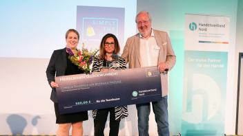 Bei der Preisverleihung nimmt Cornelia Schröpfer (Mitte) die Auszeichnung von Handelsverband Nord-Präsident Andreas Bartmann und Mareike Petersen entgegen.
