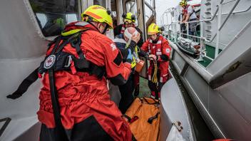 Trainingsszenarien wie die Rettung von Verletzten (hier im Frühjahr auf der Nordsee) erwarten die Seenotretter auch auf der Eckernförder Bucht vom 13. bis 16. September.
