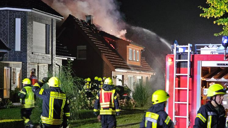 Kurz nach Mitternacht ist in Twist-Schöninghsdorf ein Feuer in einem Carport ausgebrochen. Es griff auf den Dachstuhl des angrenzenden Wohnhauses über. 