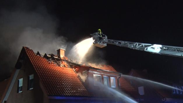Trotz der Löschmaßnahmen der Feuerwehren brannte der Dachstuhl des Wohnhauses vollständig aus. 