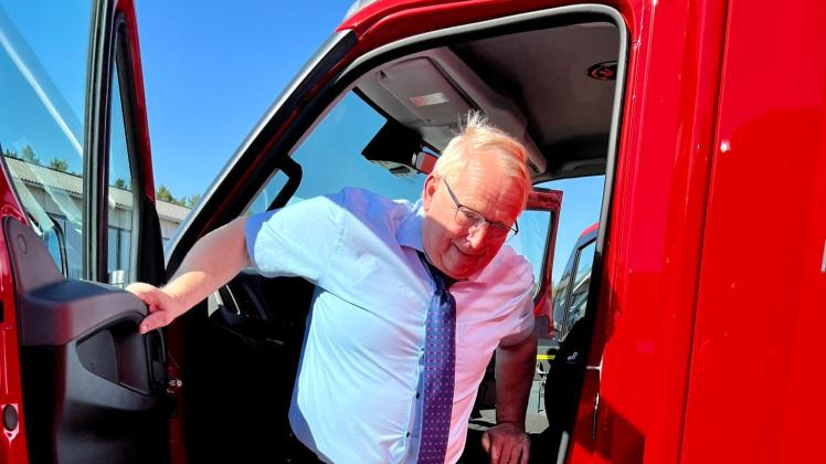 Trecker kennt der Landwirtschaftsminister von MV, Till Backhaus, schon von innen. Nun ist er ein Feuerwehrauto bis nach Lüttenmark gefahren.