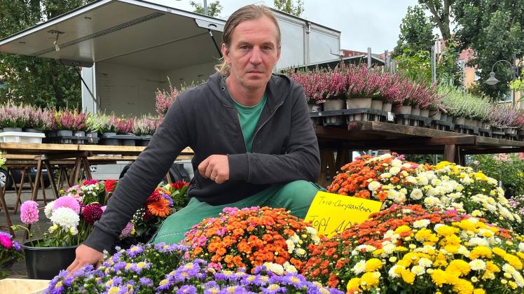 Tayfun Fleischer ist das neue Mitglied des Wittenberger Wochenmarktes. Er wird fortan immer mittwochs und freitags mit seinen Blumen und Gewächsen von Wendland Gartenbau und Pflanzenhof aus Bergen zu finden sein.