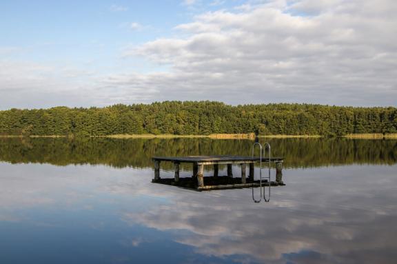 Schönes Spiegelbild: Morgenstimmung am Granzower Möschen bei Mirow. Schönes Spiegelbild: Morgenstimmung am Granzower Möschen bei Mirow.