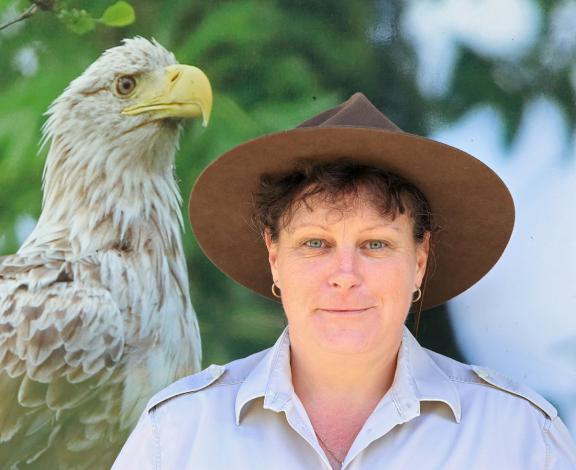 Rangerin Liane Himm und ein Greifvogel. Rangerin Liane Himm und ein Greifvogel.