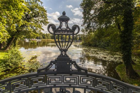 Mirow: Brücke zur Liebesinsel. Mirow: Brücke zur Liebesinsel.