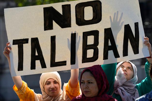 Am Parliament Square in London protestieren Menschen zwei Jahre nach der Machtübernahme gegen die Taliban. 