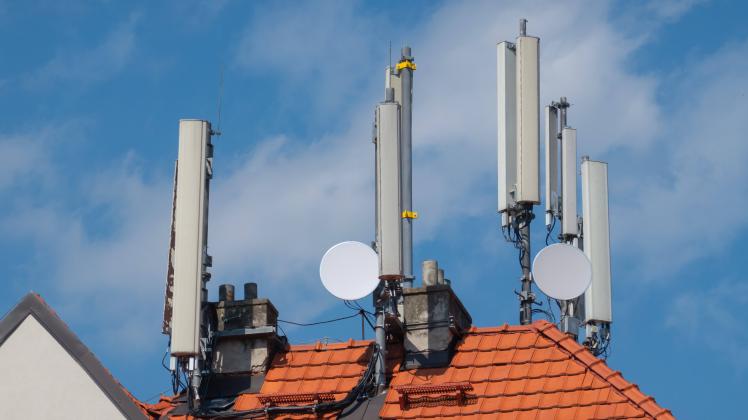 Blick auf Sendemasten eines Mobilfunkanbieters 14.08.2021 auf einem Wohnhaus in Prag, Tschechien. search: Tschechische R