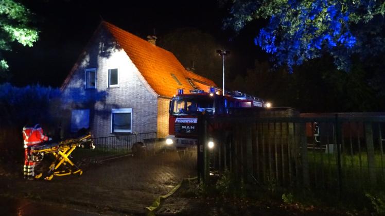 Im Obergeschoss eines Wohnhauses hat die Feuerwehr Barßel am Dienstag einen Toten gefunden. Nun geht die Staatsanwaltschaft von einem Morddelikt aus. 