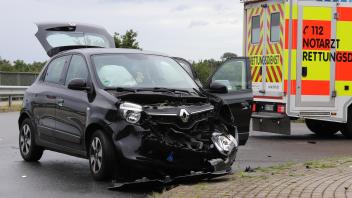 Der Renault war nach dem Unfall nicht mehr fahrbereit. 