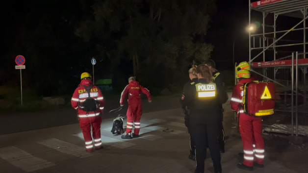 Auch eine Hundestaffel kam zum Einsatz. In den Abendstunden des Mittwochs brach die Polizei die Suche nach der Vermissten vorübergehend ab. Auch eine Hundestaffel kam zum Einsatz. In den Abendstunden des Mittwochs brach die Polizei die Suche nach der Vermissten vorübergehend ab.