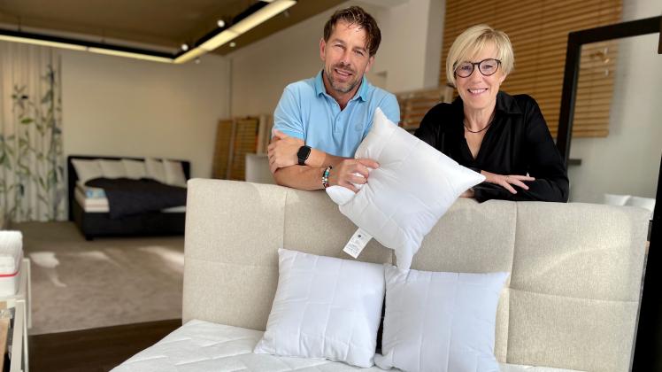 Betten und Matratzen finden Kunden bei Iris Severit und Peter Andres im neuen Bettenbrock Schlafoutlet. 