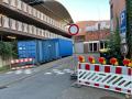 Container blockieren die Ausfahrt am Parkhaus Nienstadtstraße in Rendsburg. Die Einfahrt über den Stegengraben ist derzeit gesperrt. 