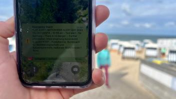 Auch am Strand vor Sylt schrillten am Donnerstag beim Probealarm zahlreiche Handys.