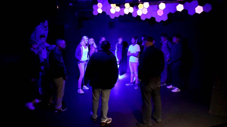 Die Lichttechnik im Techno-Club Holy Poly in Osnabrück nahmen Schüler der Oberschule Borgloh bei ihrem Besuch unter die Lupe.