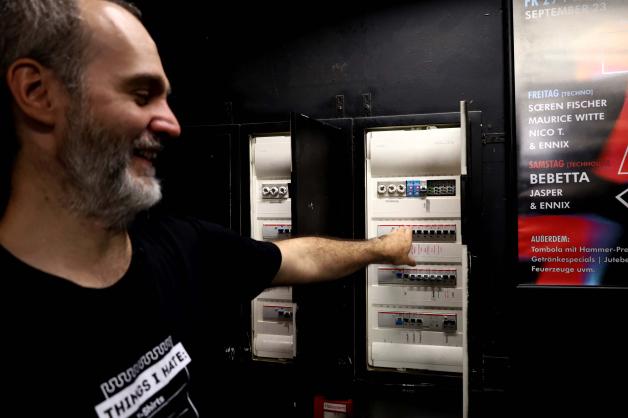 Den Sicherungskasten bedient Club-Inhaber und DJ Marcel Ennix ebenso sicher wie sein DJ-Pult.