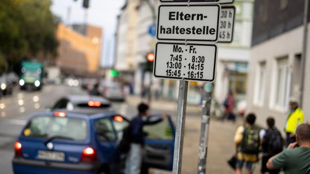 An dieser Stelle dürfen die Eltern mit dem Auto halten. Für die Kinder geht der Rest des Wegs zu Fuß weiter. An dieser Stelle dürfen die Eltern mit dem Auto halten. Für die Kinder geht der Rest des Wegs zu Fuß weiter.