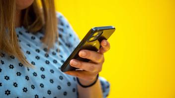 Eine Frau mit Smartphone