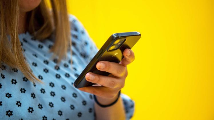 Eine Frau mit Smartphone