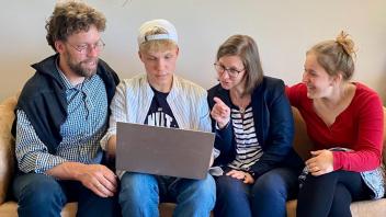 „Nütschanix“ (mit Bernd Thomsen, Max Thomsen, Carola von Sturmfeder und Carlotta Sprenger) ist ab dem 14. Oktober im Bürgerhaus Harrislee zu sehen.