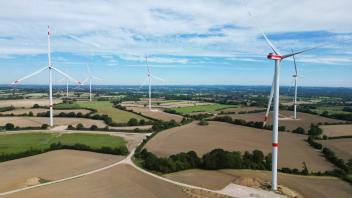 Seit wenigen Wochen drehen sich die neuen Rotoren im Windpark Kesdorf-Süsel. Sie leisten ein Vielfaches ihrer veralteten Vorgänger. 