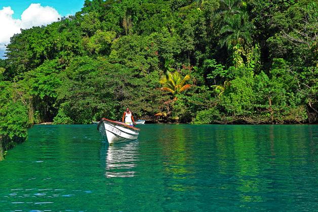 Jamaika: Ein Fischerboot ist hier unterwegs. Die Blue Mountains und eine Bootsfahrt über den Black River gehören zu den Highlights in der wunderschönen Heimat von Reggae-Legende Bob Marley.