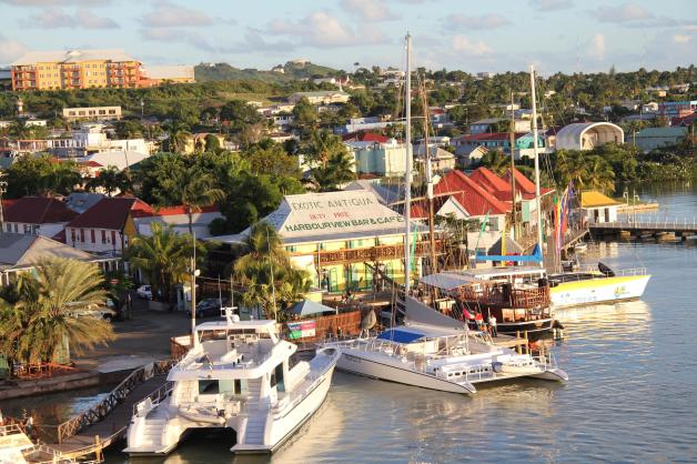 Antigua: Hier der Hafen von St. Johns. Sonne ist inklusive, Segeln beliebt. Es gibt 365 traumhafte Strände.            