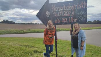Susanne Weiß (li.) und Saskia Zielke freuen sich auf viele Besucher beim ersten Horrorlabyrinth des TSV Struxdorf.