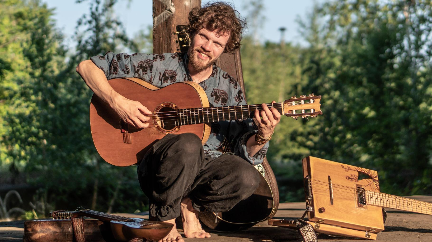 Musiker Leonardo Zack spielt Konzert in Warnemünde