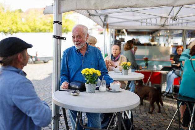 Dieter Wunsdorf genießt Plausch und Kaffee, egal ob am Ledenhof oder am Dom. 