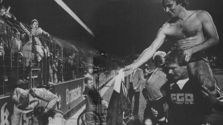 Feine Geste: Nach seinem Abschiedsspiel am 23. September 1980 schenkt Atze Baumanns - auf den Schultern von Gerd-Volker Schock - sein Trikot einem Rollstuhlfahrer am Spielfeldrand. 