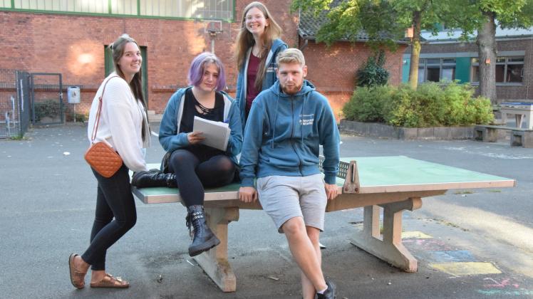 Das aktuelle Team der Jugendspeaker, die beiden Speaker Djamila Druwe (2. von links) und Oliver Hahne, mit den Helferinnen Neele Frech (1. von links) und Jacqueline Kühl ist stolz auf das, was es im vergangenen Jahr in Rendsburg erreicht hat.