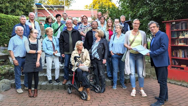 Vor Beginn des Bürgerforums in Hellern an der Alten Kasse übergaben Bürger 605 Unterschriften gegen die geplanten Streichungen im Busverkehr an Stadtbaurat Frank Otte. 