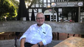 Spätsommerliche Lebensqualität genießt Rainer Lammers beim Gespräch im Tennessee Mountain.