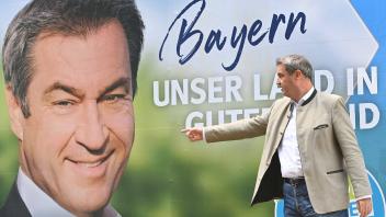Markus SOEDER (Ministerpraesident Bayern und CSU Vorsitzender) vor dem Wahlplakat. Plakatvorstellung der CSU zur Landtag