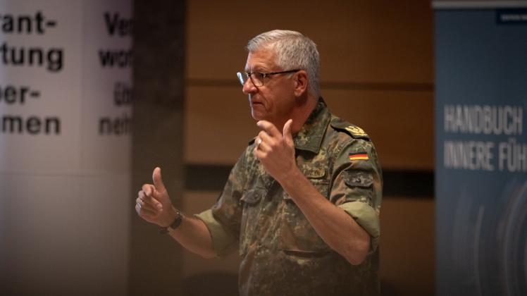 Generalmajor Markus Kurczyk diskutierte mit Soldaten an der Unteroffiziersschule der Marine in Plön über das Thema Innere Führung.