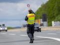 Bild: Polizist zieht Fahrzeuge zum kontrollieren aus dem Verkehr Würzburg, A3, Parkplatz Sandgraben Süd, 10.05.2023, Bla