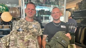 Maik Lewer (l.) und sein Sohn Christopher Hain betreiben den neuen Shop „Bundeswehr und Mehr“ in Wittenberge. Am Freitag feierten sie Eröffnung.