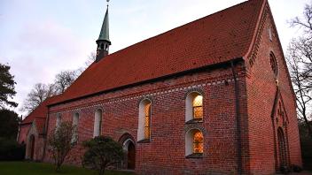 Warm leuchtete das Licht aus den Fenstern der alten St.-Gabriel--Kirche Haseldorf. 