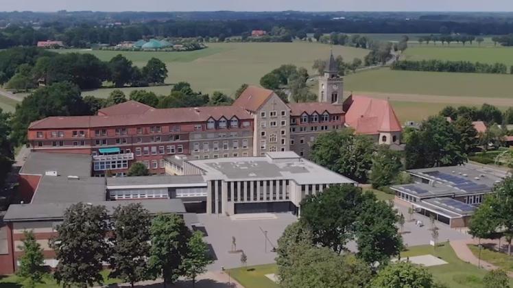 Vor 100 Jahren haben die ersten 23 Schüler die ländlich gelegene „Humanistische Studienanstalt des Missionshauses Handrup“, das heutige Gymnasium Leoninum, besucht. Aktuell besuchen 1155 Schüler das Gymnasium.