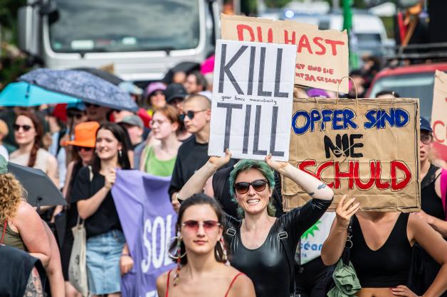 Proteste gegen die Band Rammstein und Frontmann Till Lindemann am Rande eines Konzerts in Berlin.